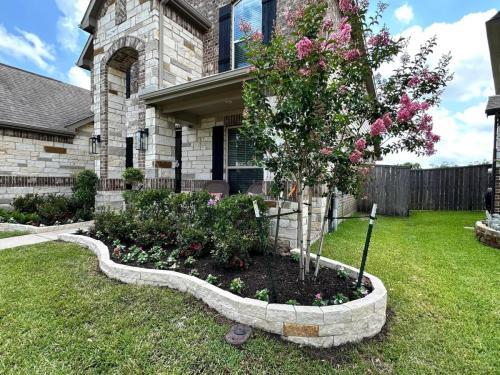 Landscaping in Magnolia Creek Subdivision, League City. Stone Border, landscaping.