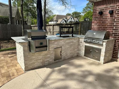 Outdoor kitchen, grilling, backyard kitchen, custom patio. Forest of Friendswood Subdivision, Friendswood. 