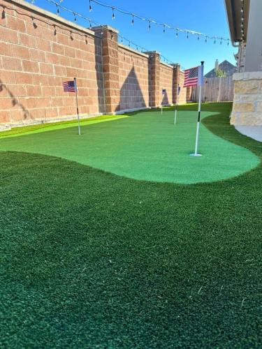 Turf design, putting green, backyard turf, rymar turf. Westwood Subdivision, League City. 