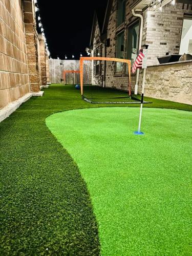 Turf design, putting green, backyard turf, rymar turf. Westwood Subdivision, League City. 