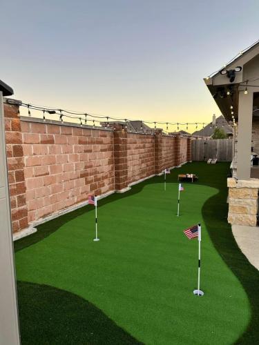 Turf design, putting green, backyard turf, rymar turf. Westwiood Subdivision, League City.