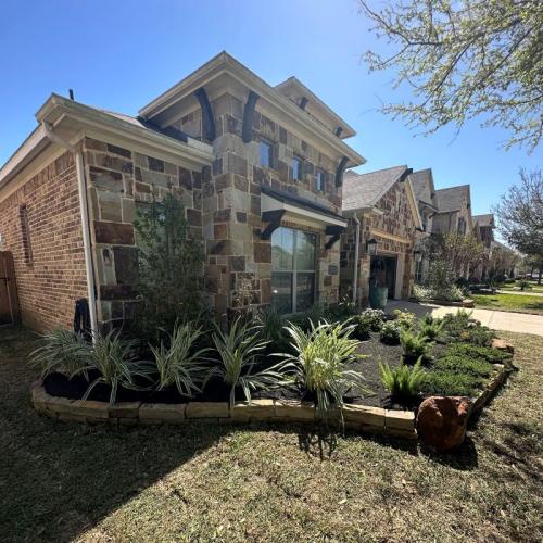 house in Friendswood with new landscaping and mulcing